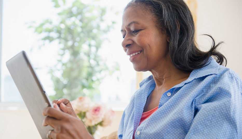 Mujer usa una tableta electrónica Mujer usa una tableta electrónica