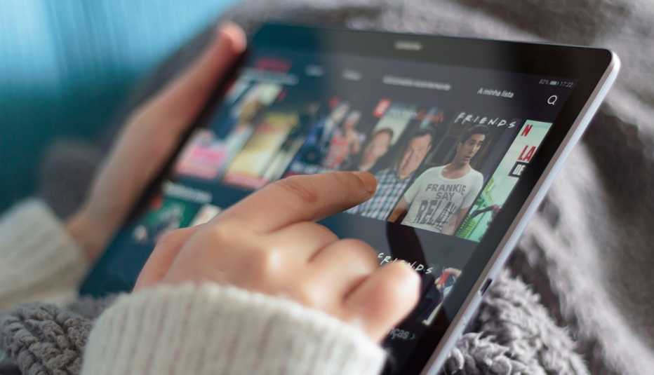 Mujer elige una película de Netflix Mujer elige una película de Netflix