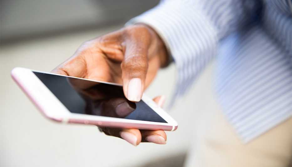Primer plano de una mujer sosteniendo un teléfono inteligente