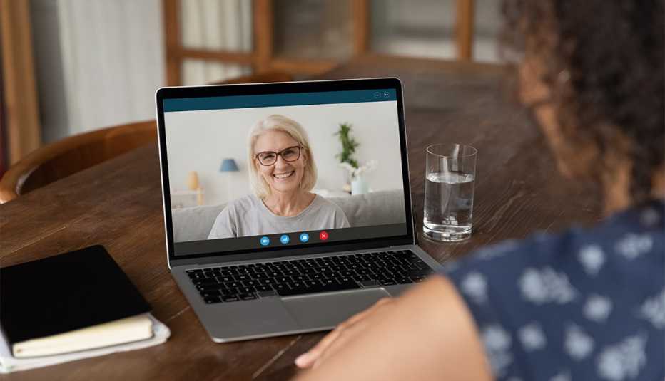 Dos mujeres conversan en una videollamada