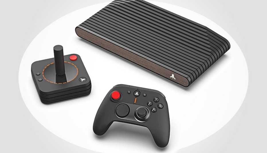 Consola de juegos Atari y dos controles Consola de juegos Atari y dos controles