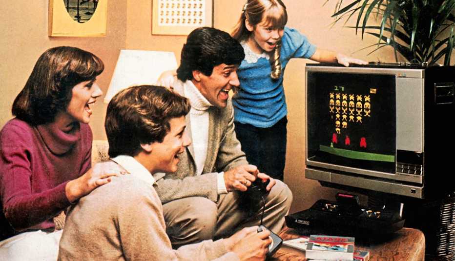 Foto de 1978 de una familia jugando el videojuego Space Invaders Foto de 1978 de una familia jugando el videojuego Space Invaders