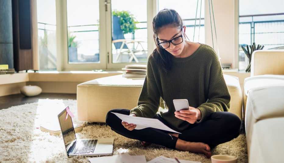Mujer escanea un documento Mujer escanea un documento