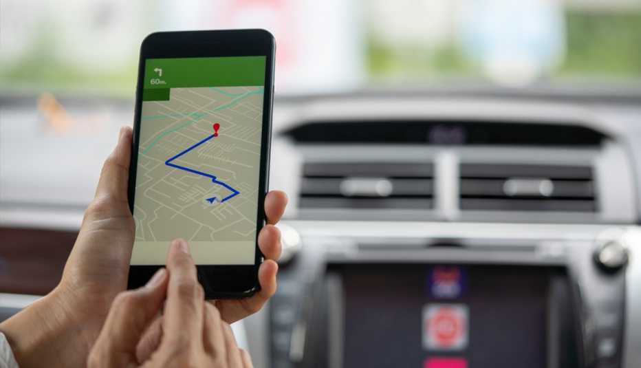 Persona usa la función de GPS de su teléfono 