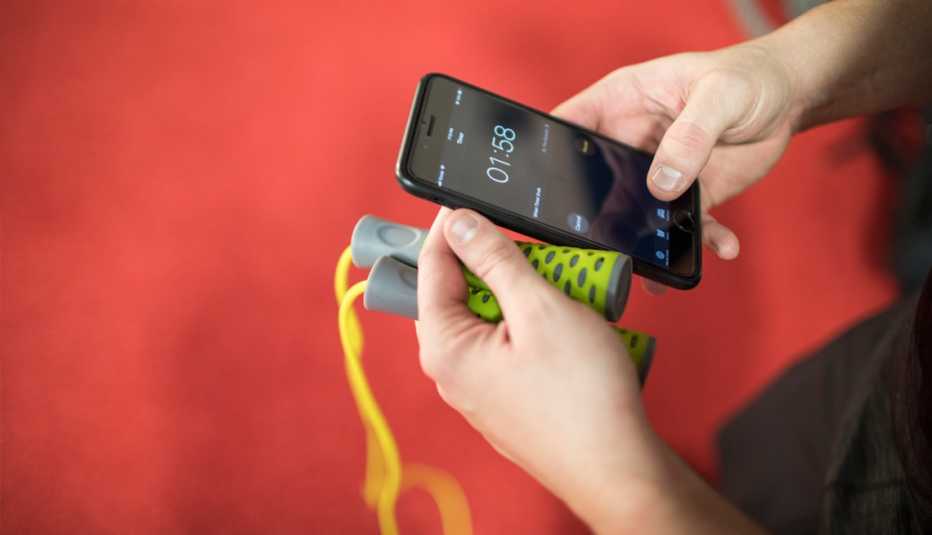 Persona usa el temporizador o cronómetro de su teléfono 