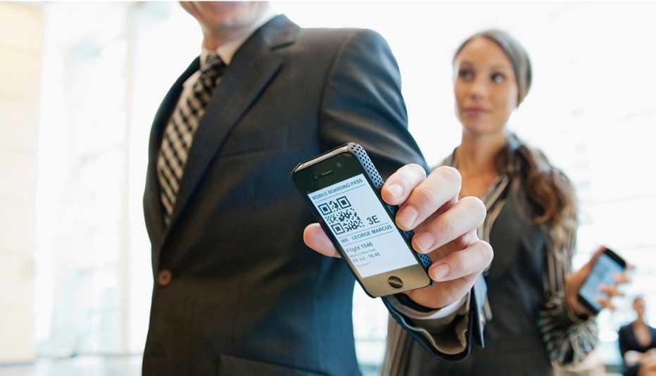 Hombre usa su teléfono inteligente como tarjeta de embarque