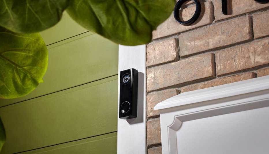 Timbre inteligente en la puerta principal de una casa
