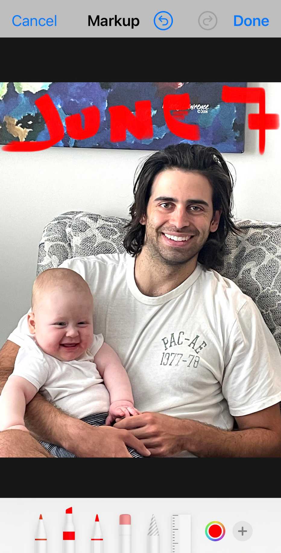 Captura de pantalla de una foto en un iPhone que muestra las herramientas de marcado y escritura en ella
