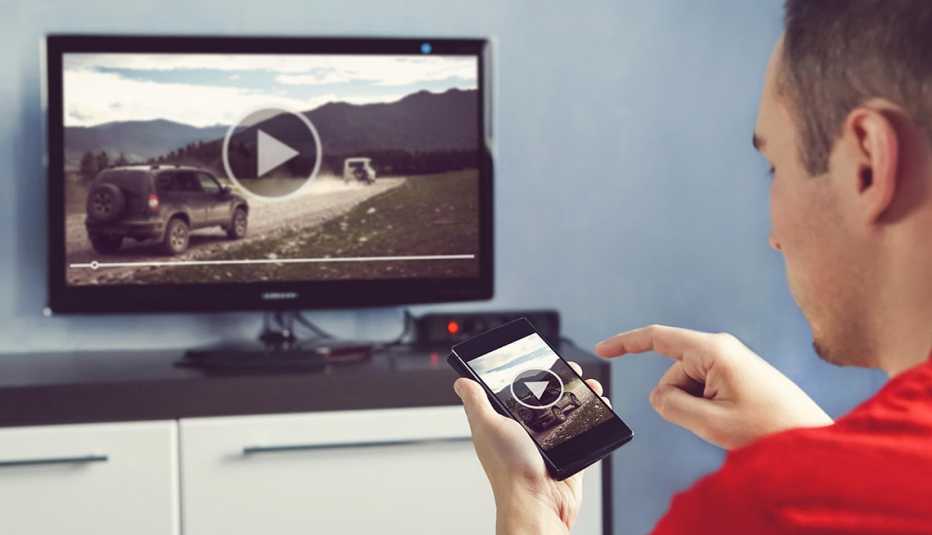 Hombre transfiere video del teléfono a la pantalla de TV