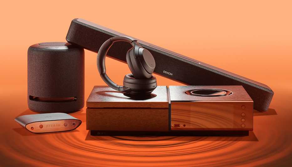 Auriculares y altavoces sobre una mesa