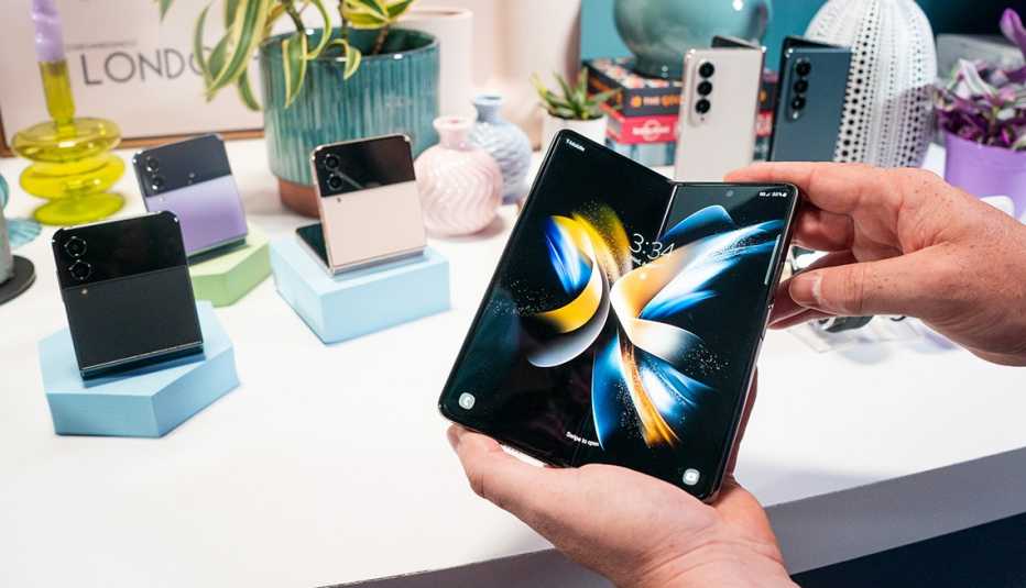 Persona sostiene un Samsung Galaxy Z Fold 4 en exhibición