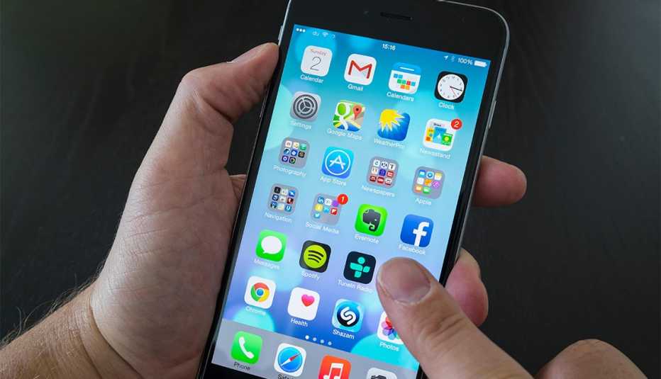 un hombre usa un teléfono inteligente iPhone 6 Plus un hombre usa un teléfono inteligente iPhone 6 Plus