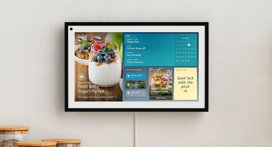 Amazon echo show 15 en una pared blanca