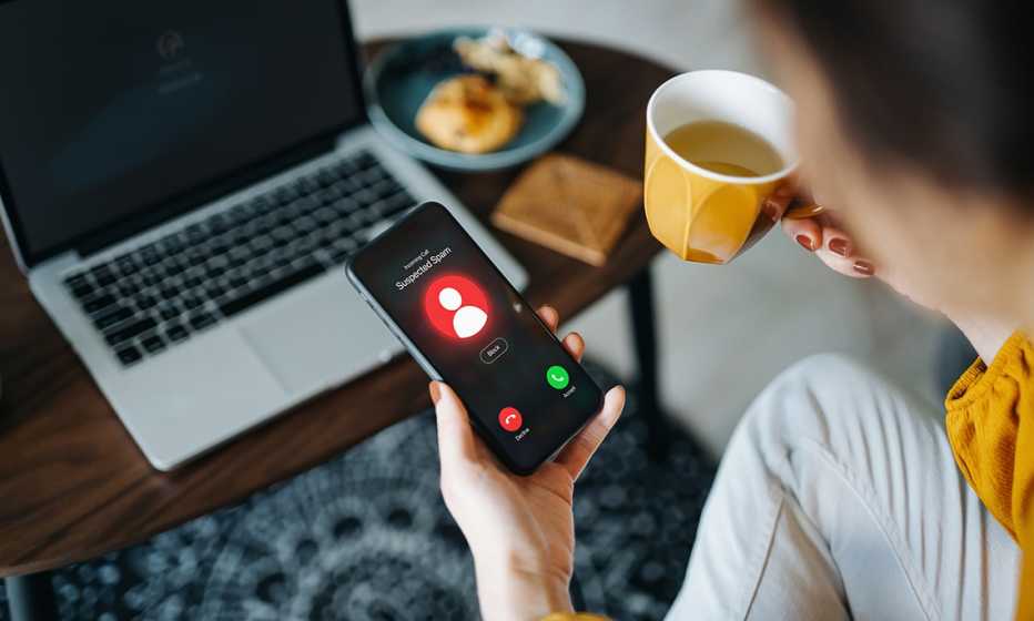 Una mujer mira una llamada en su teléfono