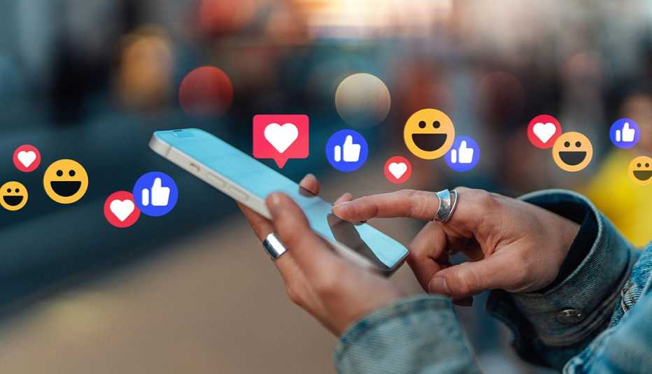 Una mujer interactúa en las redes sociales y se ven los íconos de corazones, caritas felices y el pulgar arriba Una mujer interactúa en las redes sociales y se ven los íconos de corazones, caritas felices y el pulgar arriba