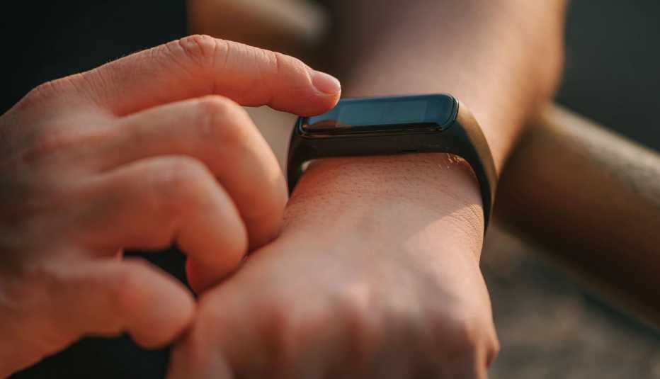 Una persona revisa su reloj inteligente