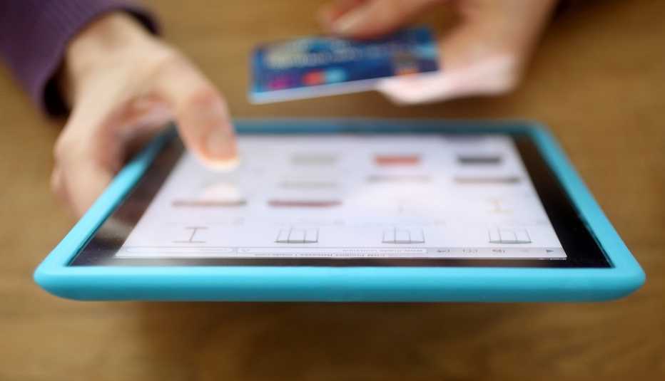 Mujer usa un ipad para hacer compras en línea.