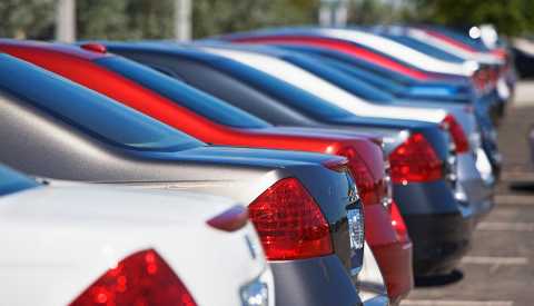 Partes traseras de automóviles alineados Partes traseras de automóviles alineados