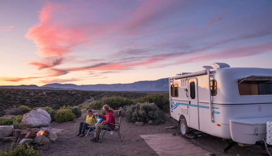 Pareja con remolque de viaje acampa cerca de Mammoth Lakes, California