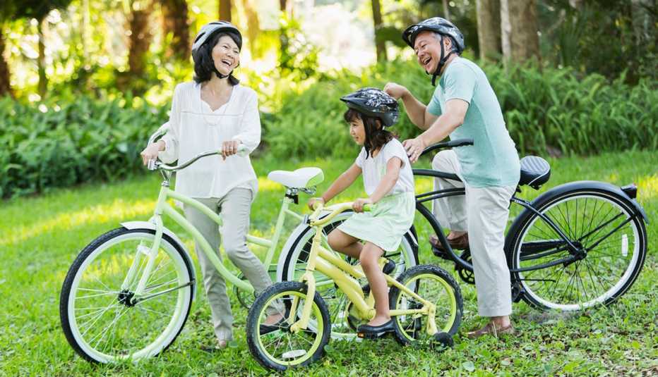 Niña anda en bicicleta con los abuelos