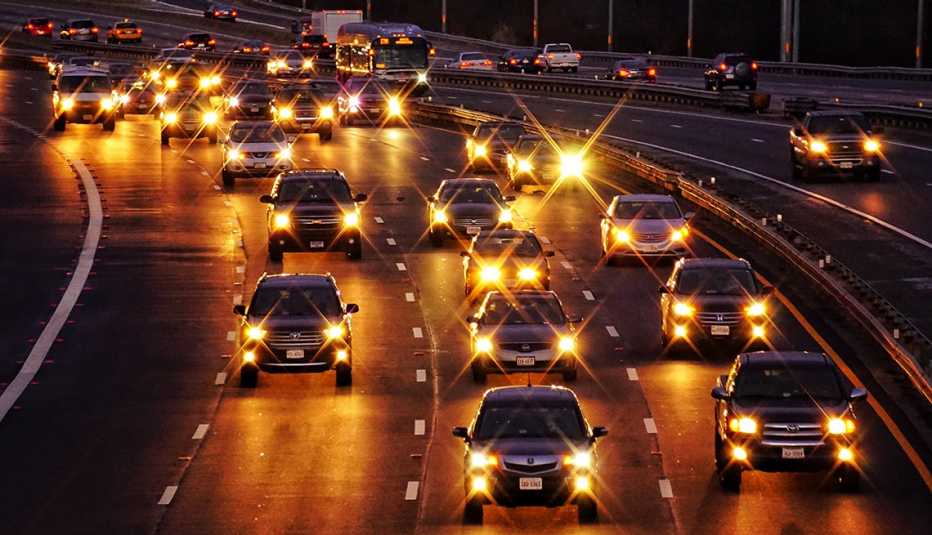 Autos con las luces prendidas durante la noche