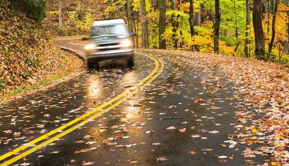 Auto transita por una carretera entre las montañas