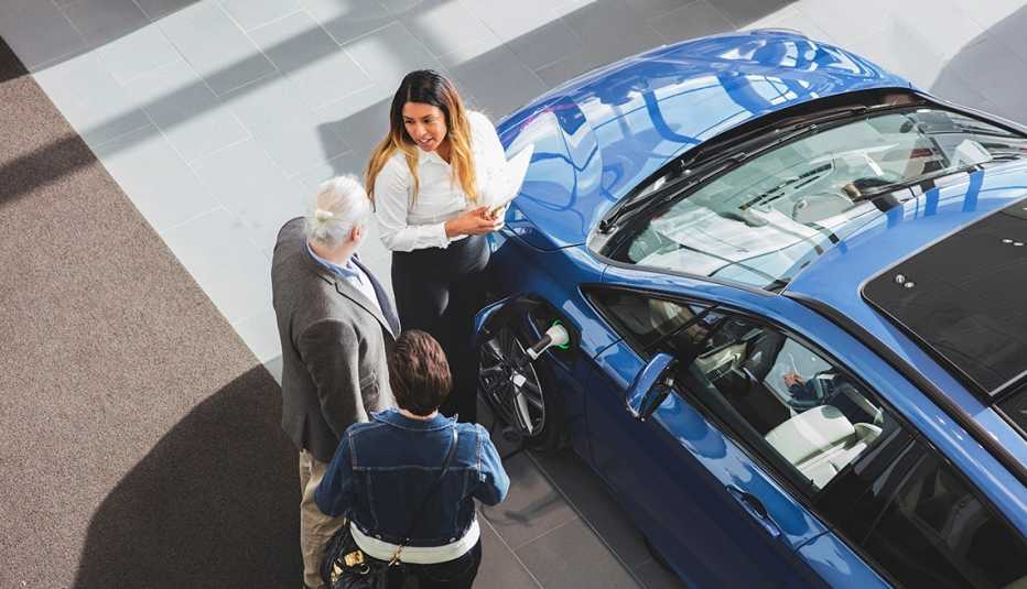 Pareja busca un automóvil en un concesionario