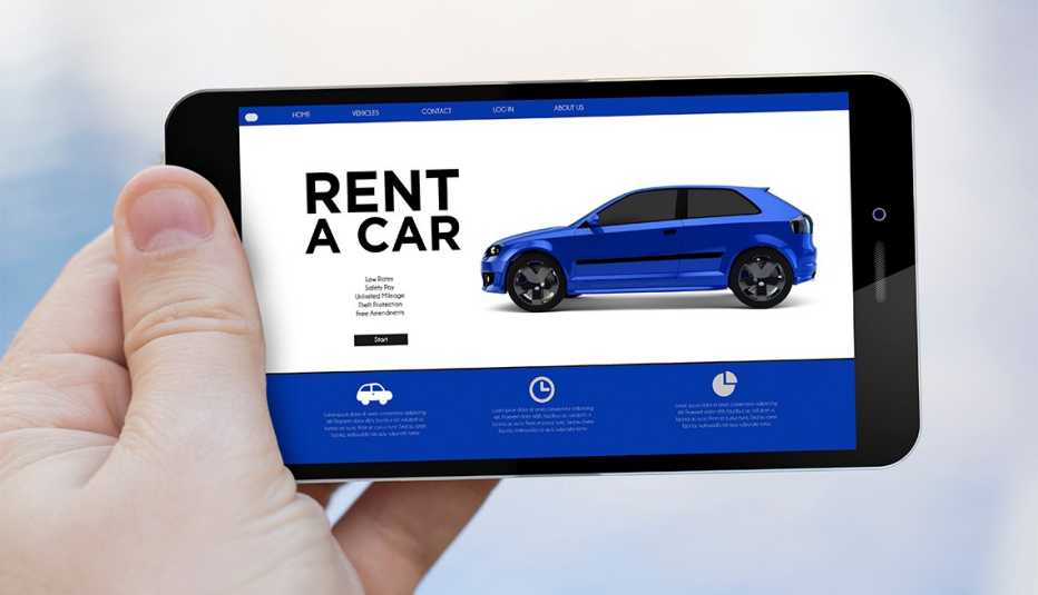 Mano sosteniendo un teléfono con una aplicación de alquiler de autos Mano sosteniendo un teléfono con una aplicación de alquiler de autos