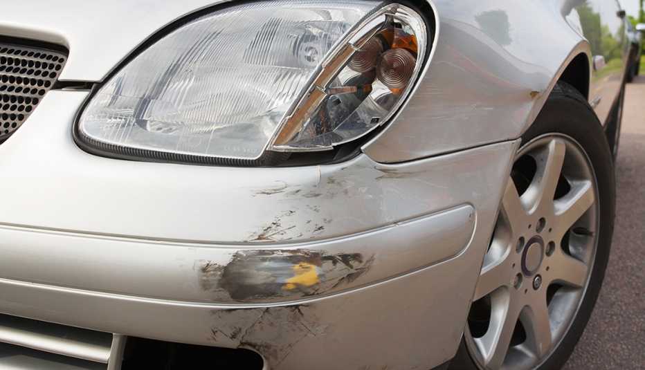 Parte frontal de un auto que chocó