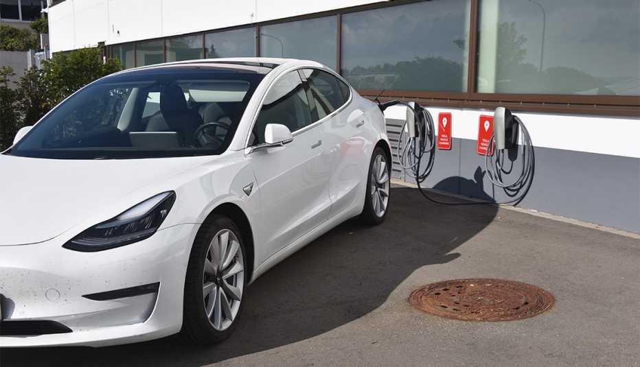 Tesla Model 3 en una estación de carga