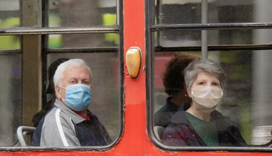  Personas que usan mascarillas sentadas