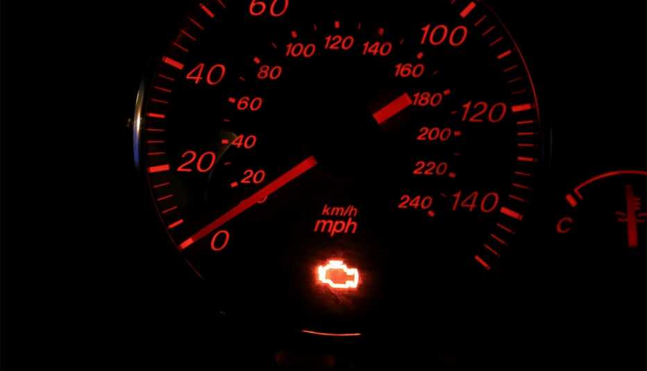 Luz para revisar el funcionamiento del motor encendida en el tablero de un vehículo.