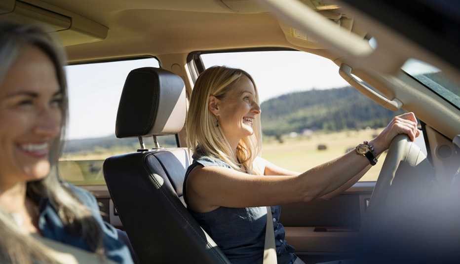 Dos mujeres en un automóvil