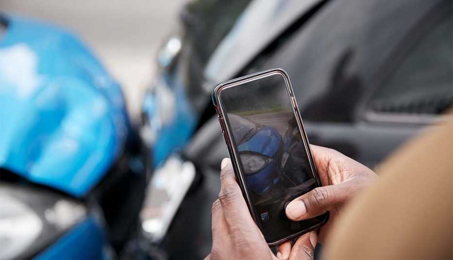 Persona involucrada en un accidente de auto tomando fotografías
