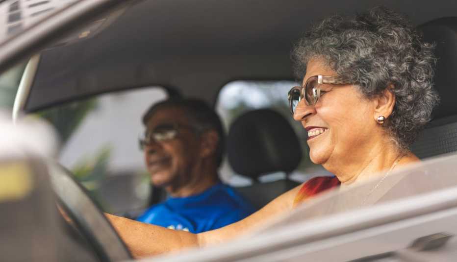 Mujer mayor conduciendo un auto