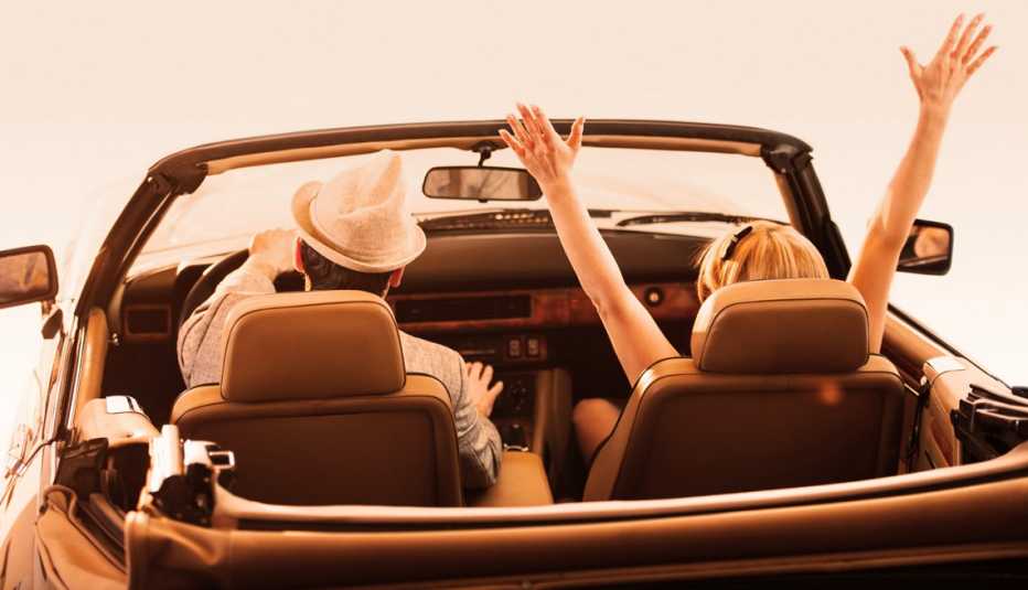 Pareja en un auto descapotable 