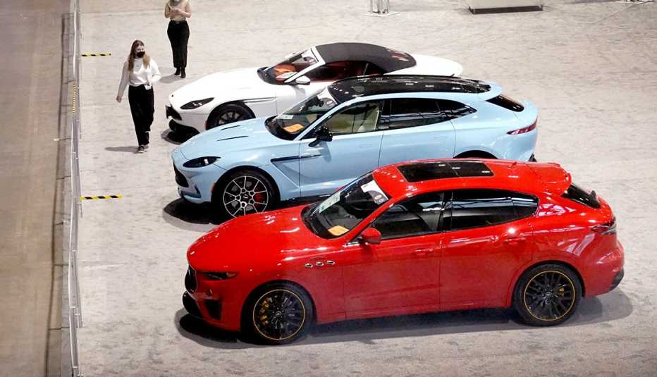 Tres autos de colores alineados