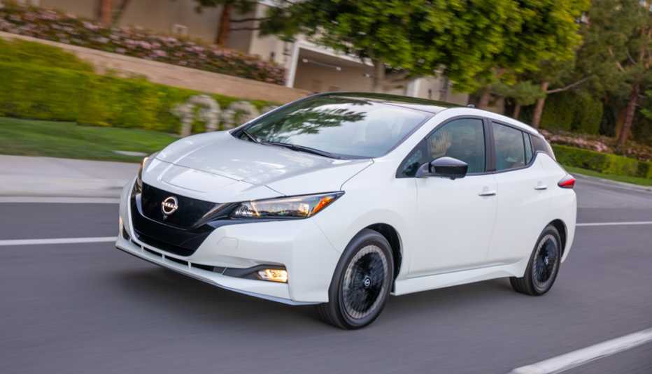 Nissan LEAF 2023 en la calle