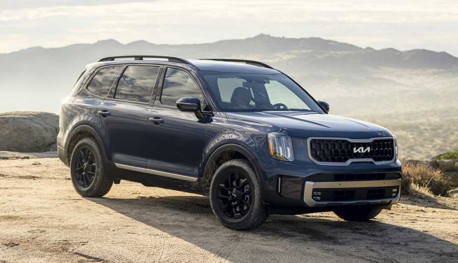 Kia Telluride 2023 estacionado en un acantilado