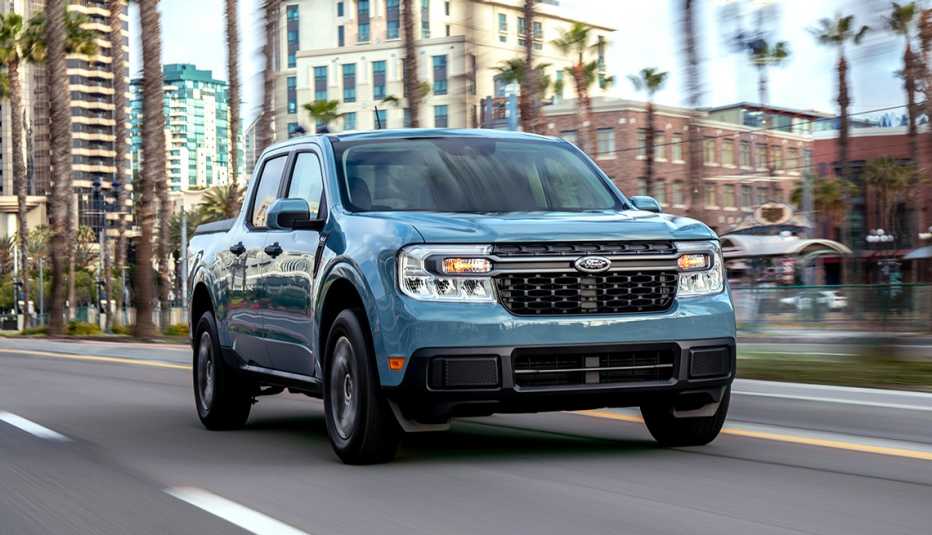 La Ford Maverick Hybrid x l t andando por la ciudad