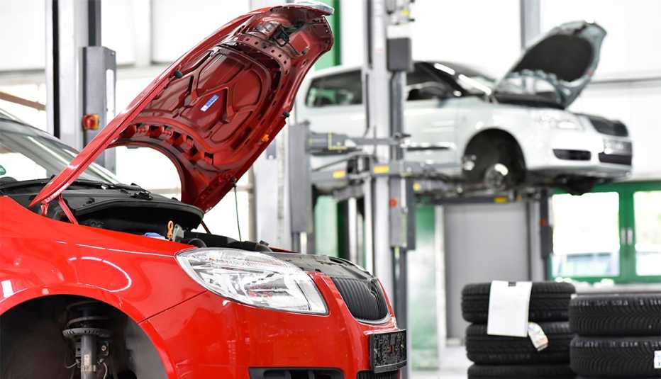 Dos autos en un taller de reparación y mantenimiento