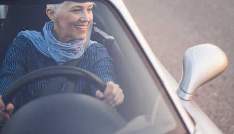 Mujer maneja un auto