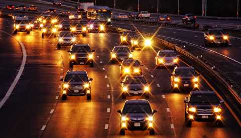 Autos con las luces prendidas durante la noche