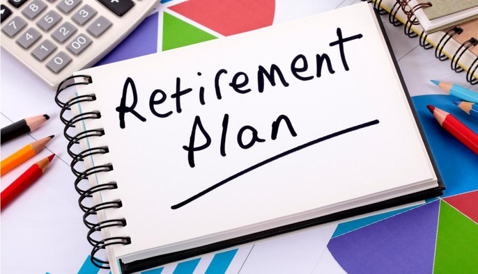 Apunte en una libreta titulado Plan de Retiro Apunte en una libreta titulado Plan de Retiro