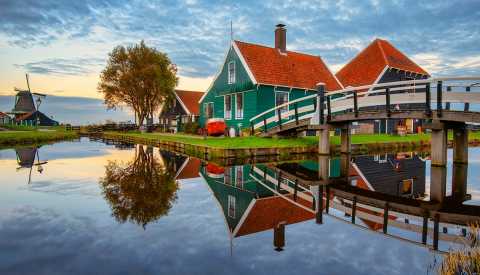 Vista panorámica de un lago junto a casas en Zaanse Schans, Zaandam, Países Bajos Vista panorámica de un lago junto a edificios en Zaanse Schans, Zaandam, Países Bajos