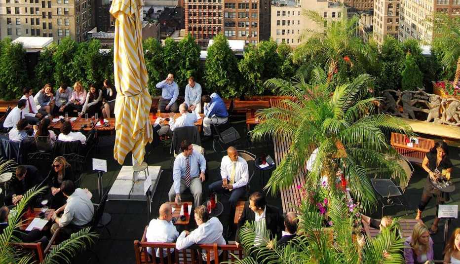 Los rascacielos de Manhattan rodean el bar de azotea 230 Fifth