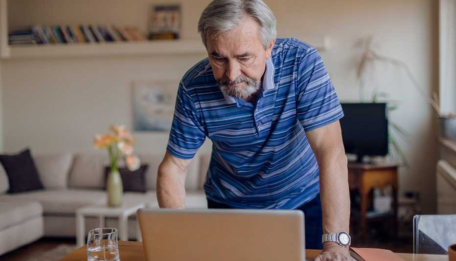 Hombre mirando a una computadora portátil