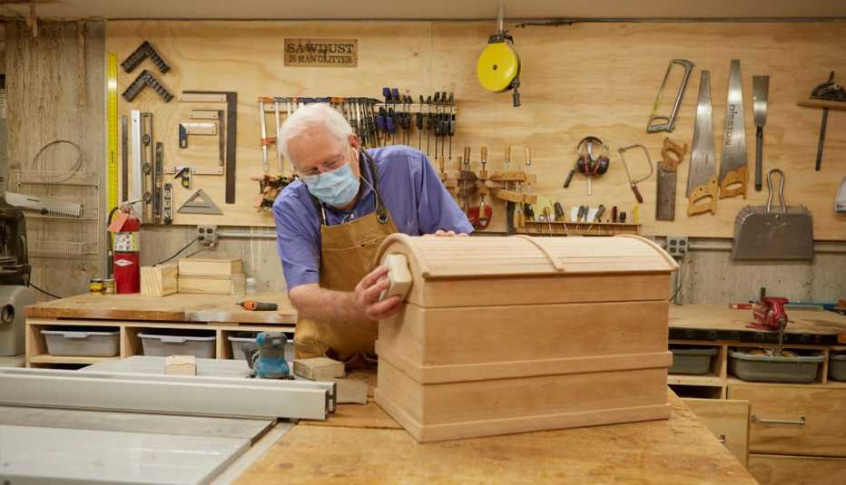 Hombre trabajando en un taller de madera, en la comunidad Lasell Village, Newton, Massachusetts