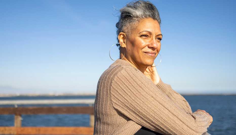 Mujer en un puente para observar el mar