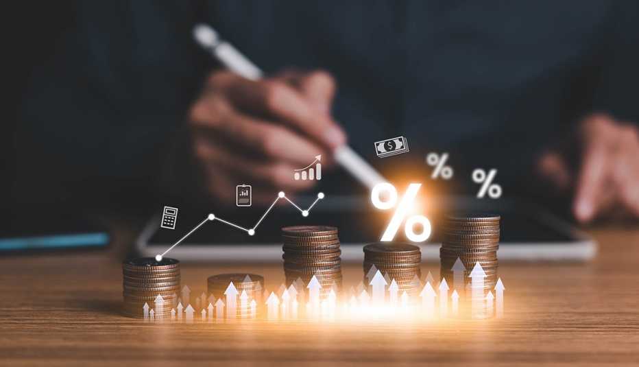 Pila de monedas y diferentes íconos de finanzas Pila de monedas y diferentes íconos de finanzas